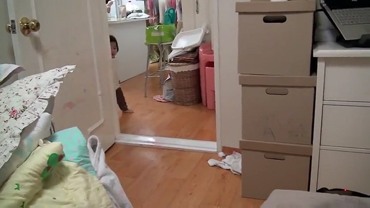 padre juega con su hija y esta le increpa divertido