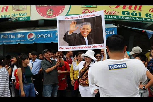 Người Dân Sài Gòn Đứng Đợi Siêu Xe Của Tổng Thống Barack Obama Đến Chùa Ngọc Hoàng P2