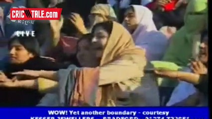 MS Dhoni bowling to Younis and Razzaq