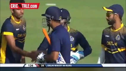 Gambhir Refuses Handshake With Dhoni