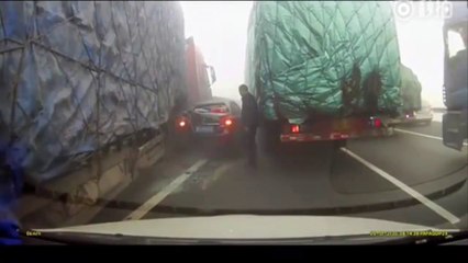 En plein embouteillage, cet homme se sauve de justesse face à un camion