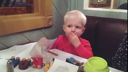 Ce gamin adorable fait une réserve de bisous dans son sac.