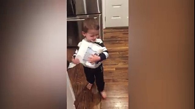 Il n'est jamais trop tôt pour apprendre aux garçon à remplacer le rouleau de papier toilette