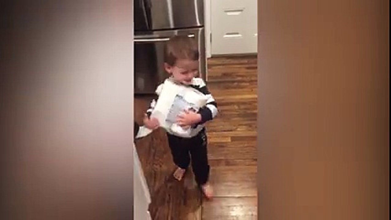 Il n'est jamais trop tôt pour apprendre aux garçon à remplacer le rouleau de papier toilette