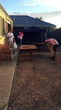 Quand tu veux casser un banc en te jetant dessus : énorme fail