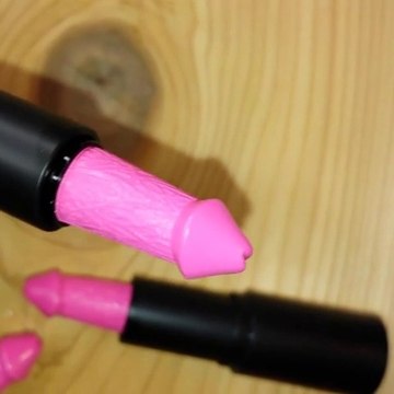 Rouge à lèvres en forme de zizi. Parfait pour une bouche pulpeuse