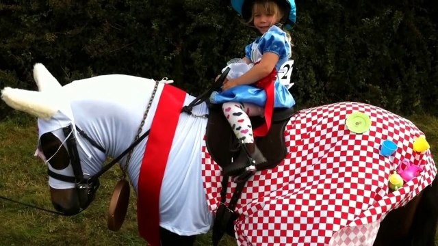 Une petite fille chevauche son poney. Lorsqu'ils vont se retourner, vous allez fondre devant ce spectacle adorable.