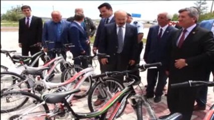 Burdur Üniversitelilere Teşvik İçin Bisiklet Hediye Edildi