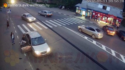 Un Russe casse une voiture après s'être fait tirer dessus