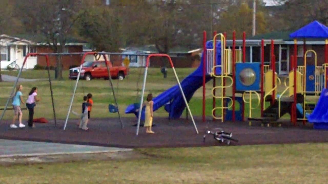 Ils sont en train de jouer dans un parc, mais ce qu'ils font quand ils entendent la trompette rend leur mère fière !