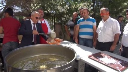 Şanlıurfa'da Esnaflardan Vatandaşlara Tirit Ziyafeti