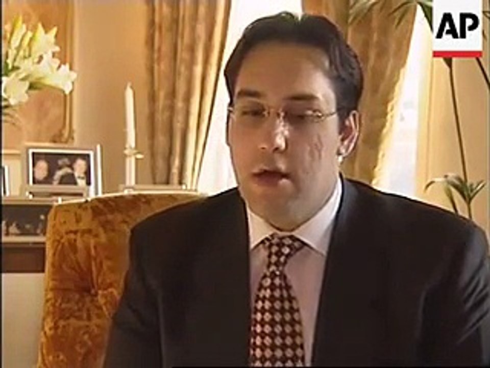 Hassan_Nawaz_nay_Kisko_phone_ki_when_nawaz_shareef_got_arrested_video_Leakedd_-_
