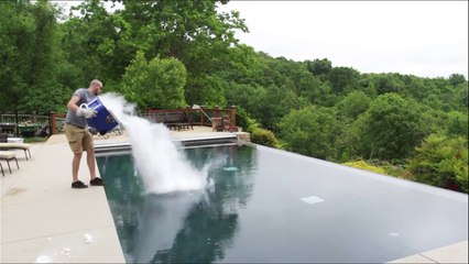 L'incroyable réaction de 15 kg de glace jetés dans une piscine