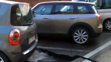 Cratera de 200 metros "engole" carros no centro de Florença; veja vídeo