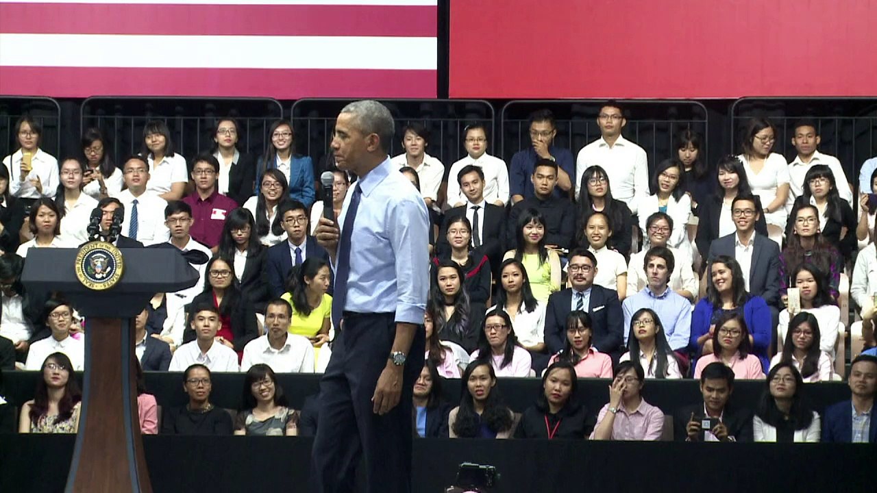 Obama talks about youth, ambition, girls in Vietnam