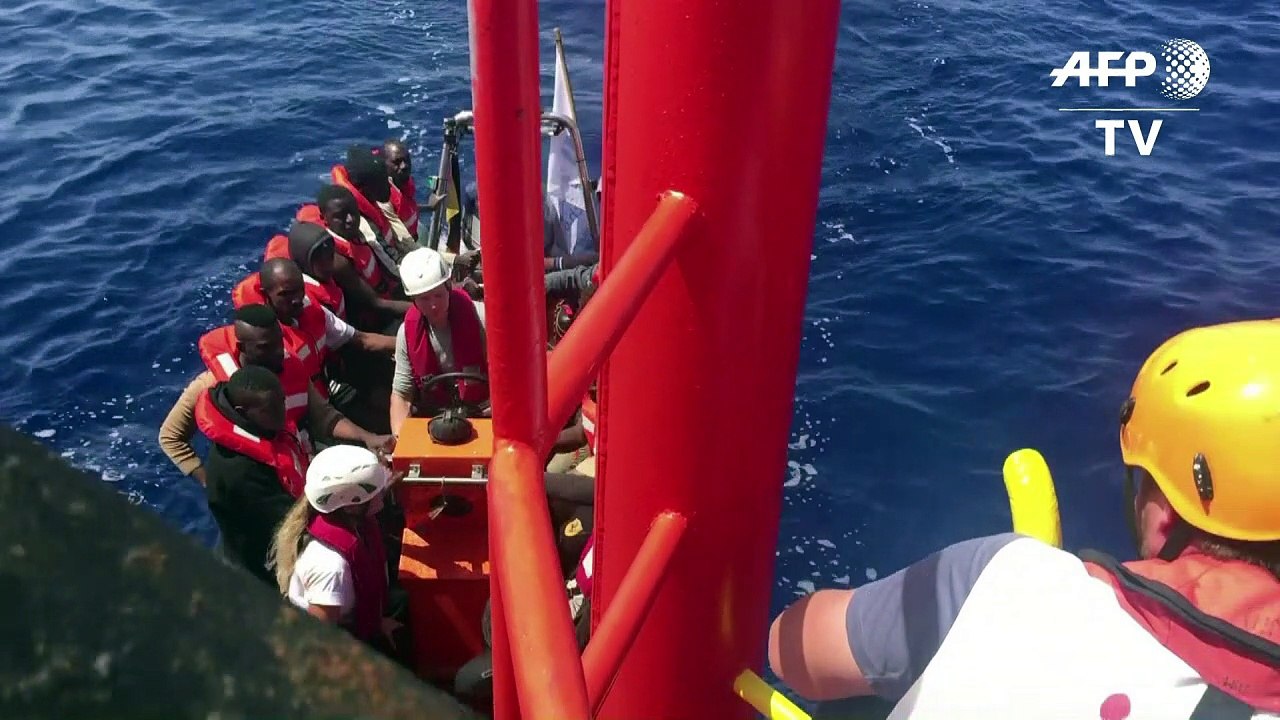Dehydrierte Flüchtlinge im Mittelmeer gerettet