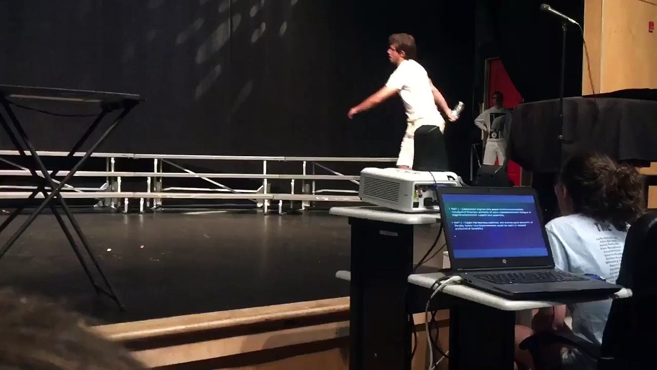 Gros tricks avec une bouteille d'eau avec un suspens de ouf !