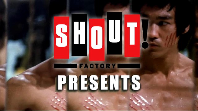 Vidéo d'archive de Bruce Lee explicant ses meilleurs coups habillé en costard