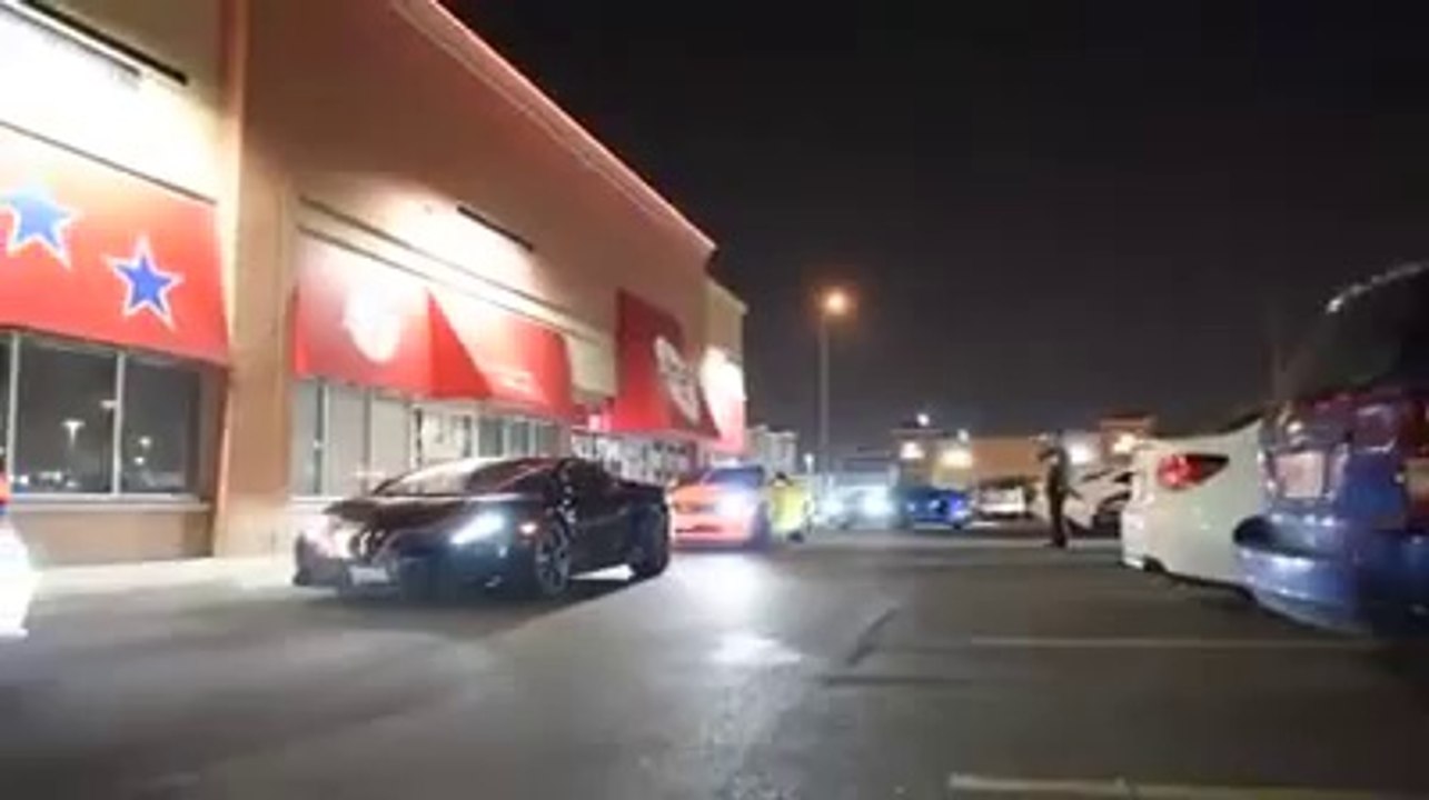 Refusés dans un restau ces riches repartent en voitures de luxes : lamborgnini, BMW, Aston martin, and Dodge Challenger