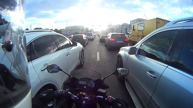 Bloqué par deux voitures ce motard ne s'attendait pas à ce qu'il va se passer