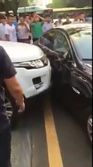Un conducteur défonce une Jaguar garée en double file avec son 4x4 land Rover en Chine