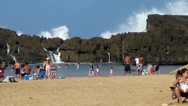 Vagues géantes dans une plage fermée à Porto Rico envahissent la plage