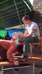 Le jeu où il faut frapper la tête d’une poule avec deux couvercles