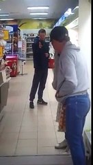 Download Video: Un homme complètement soûl essaye de passer à travers un miroir !