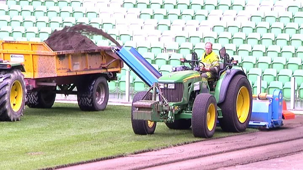 FC Groningen vervangt grasmat in stadion Euroborg - RTV Noord