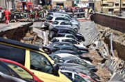 İtalya'da Yol Çöktü, 20 Araç İçine Düştü