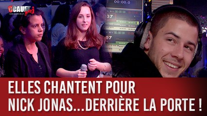 Elles chantent pour Nick Jonas...Derrière la porte !