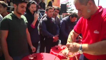 Erzurum'da "En Hızlı Çay İçme Yarışması"