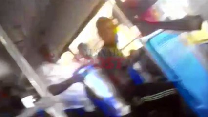 Cubano lo atraparon robando un reloj en una guagua en La Habana.Mira lo que le paso