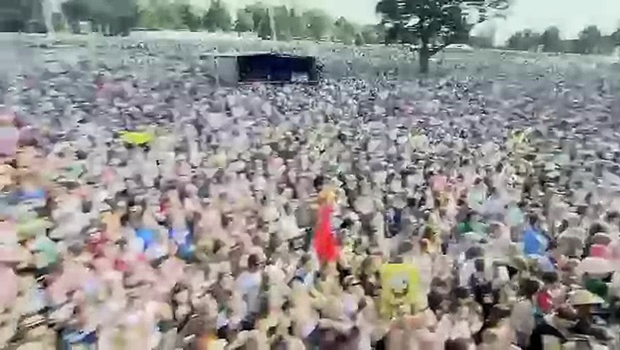 Sugababes - round round (live at the v festival 20 - 08 - 06