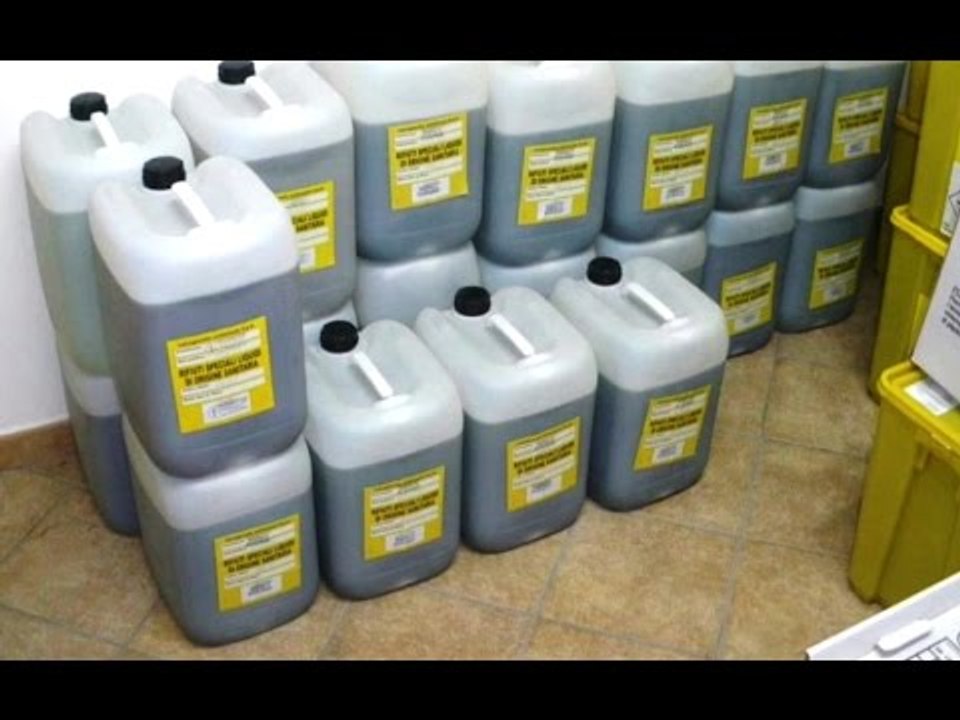 Locri (RC) - Sequestrato deposito illecito di rifiuti speciali (25.05.16)