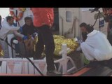 Lampedusa - Migranti ustionati su un barcone, tratti in salvo (25.05.16)