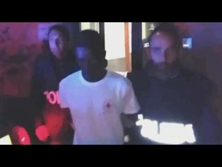 Télécharger la video: Catania - Sbarco di 394 migranti, arrestati due scafisti (25.05.15)