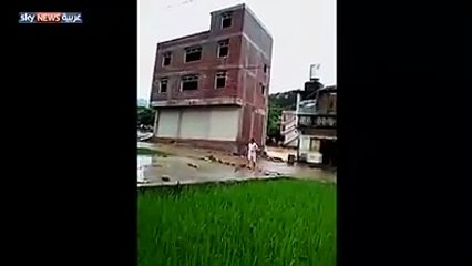 شاهد.. الفيضانات تقتلع مبنى في الصين