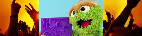 Sesame Street Play Doh Oscar The Grouch Feeds Trash Play-Doh to Cookie Monster