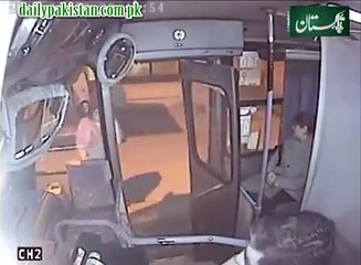 OMG:Theaf cought in bare hands in train