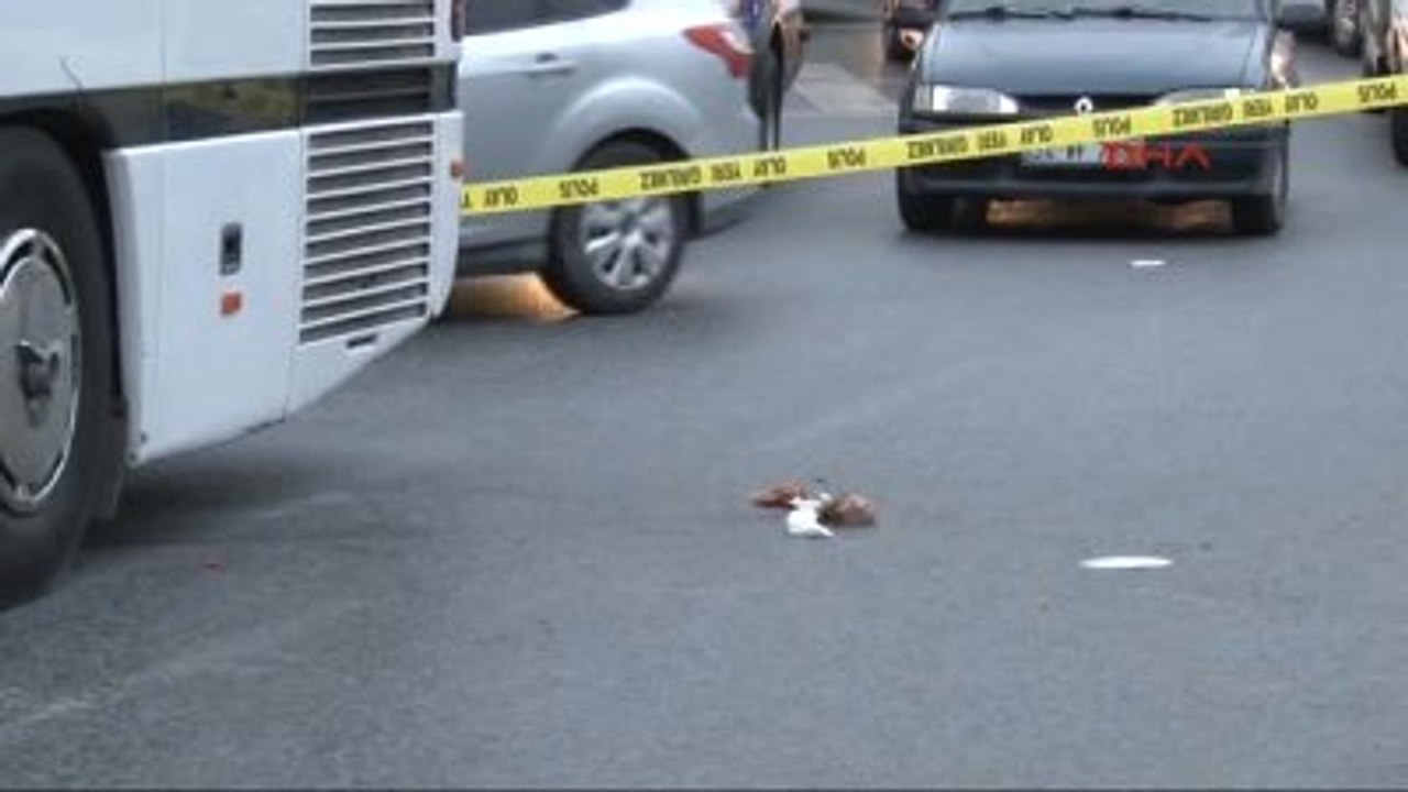 Kavşağı Kaçırıp Geri Geri Gelen Otobüsün Altında Kaldı