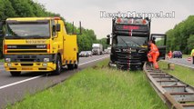 Vrachtwagen door vangrail op A28 tussen Staphorst en De Wijk