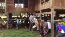Impressionnant : des villageois déplacent une maison