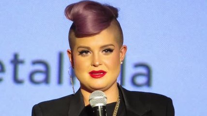 Kelly Osbourne escribe el número de teléfono de la supuesta amante de Ozzy