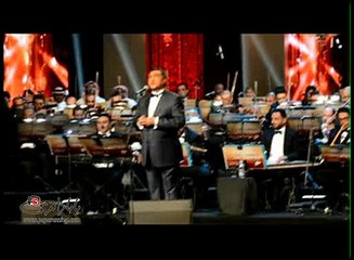 الجمهور يتفاعل مع الفنان محمد عبده أثناء غناء "عالي السكوت"