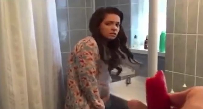 Blague du piment sur le tampon de sa copine