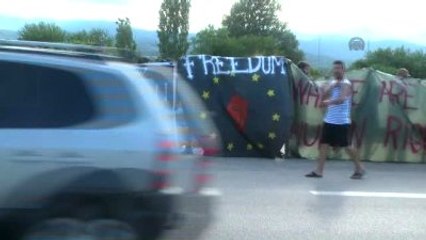 Sığınmacıların Tahliye Edilmesini Protesto Eden Gönüllüler, Otoyolunu Ulaşıma Kapattı