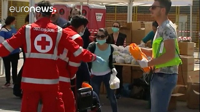 Более 550 мигрантов с перевернувшегося судна спасены в Средиземном море