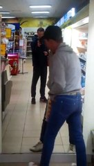 Мужик разговаривает со своим отражением