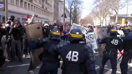 La police riposte enfin face aux casseurs